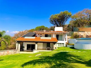 RENTA de bonita CASA ÁNGELES con alberca y jacuzzi climatizados; con vistas panorámicas con enorme jardín en Fracc Rancho San Diego en Ixtapan de la S