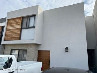 Se vende casa en Altozano 3 recamaras con baño y terraza @ bpa