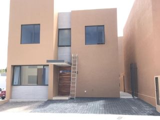 Casa Nueva en Renta en Zibatá con recámara en PB
