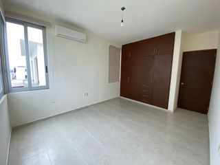 Casa en Venta - 3 Recámaras, con cuarto de servicio, terraza, garage techado con portón automático