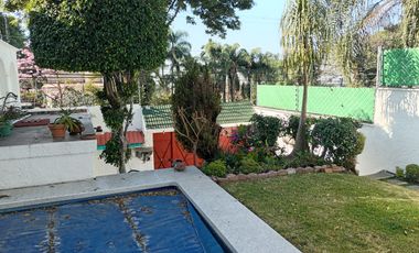 VENTA CASA SOLA CON ALBERCA EN LOMAS DE CORTES CUERNAVACA