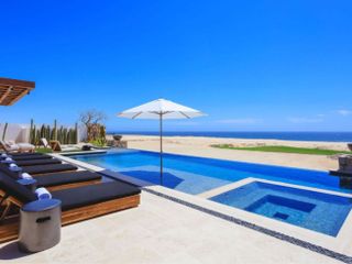 Casa de lujo frente al mar, a 40 metros de la playa,  alberca infinity, jacuzzi, residencial privado con campo de golf, casa club, en venta, Cabo San Lucas