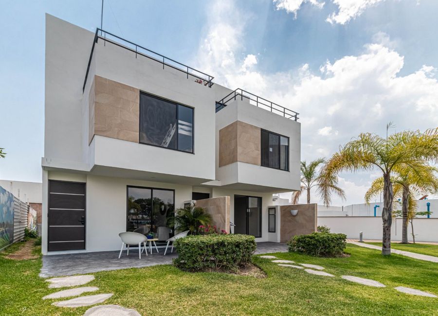 CASA EN VENTA AL SUR DE CUERNAVACA CON ALBERCA Y JARDIN | Lamudi.com.mx