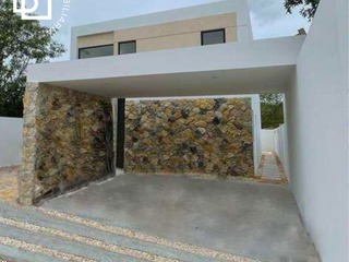 Casa en venta de 3 recámaras en Mérida con alberca privada y amenidades.