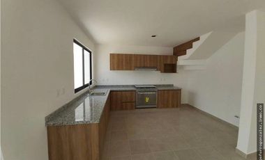 Venta bonita y a estrenar casa con cocina integral, 3 Rec. Seguridad y Amenidades C. Maderas Qro JF