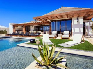 Residencia frente al mar, a 40 metros de la playa, alberca infinity, jacuzzi, residencial privado con campo de golf, casa club, en venta, Cabo San Lucas.