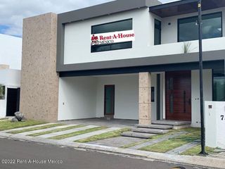 Casa nueva en venta, 3 recamaras con baño completo cada una, cuarto de servicio y  frente a áreas verdes Misión Concá Querétaro