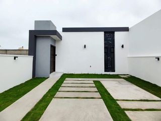 Casa en venta de un piso frente a area verde en Fracc. Lomas de La Rioja en la Riviera Veracruzana