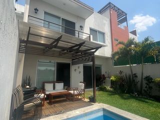 CASA EN FRACCIONAMIENTO, JARDÍN Y ALBERCA PRIVADA. LOMAS DE CUERNAVACA