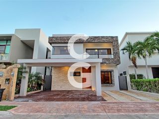 Casa en Venta en Cancun en Residencial Lagos del sol con Alberca y Jardin