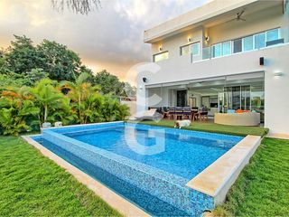 Casa en Venta en Cancun en Residencial Lagos del sol Frente al Lago