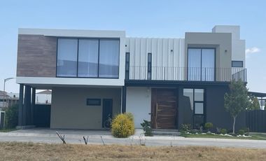 Moderna casa en Hacienda San Antonio, Metepec.