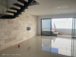 Casa de segunda mano con 3 recamaras y roof garden. Hacienda Carlota - VENTA