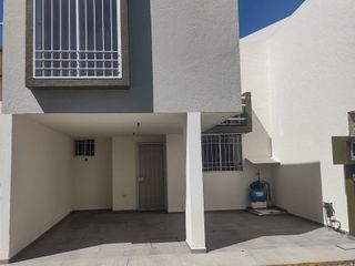 RENTO CASA EN CAMINO REAL $11,500 CON 4 RECÁMARAS EN FRACCIONAMIENTO JARDIN GRANDE