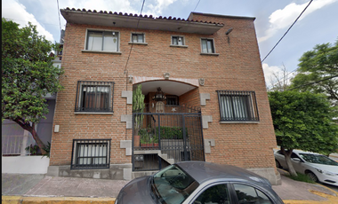 Casa en esquina en Primera C. Cochabamba, Naucalpan de Juárez