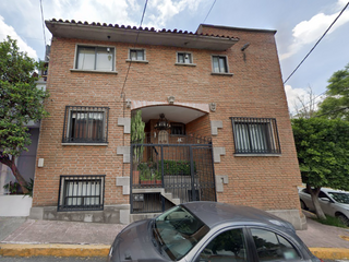 Casa en esquina en Primera C. Cochabamba, Naucalpan de Juárez