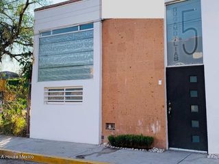 Casa a pie de calle en venta en San Juan del Rìo 3 recàmaras a cuatro cuadras del centro LP-23-5139