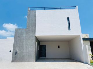 Casa en venta Veracruz Fracc. Lomas de La Rioja con alberca, recámara en PB y roof top en la Riviera Veracruzana