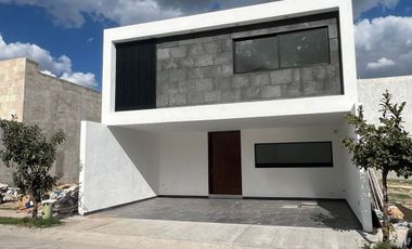 Casa en Venta en Fraccionamiento Sierra Nogal con 4 habitaciones