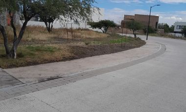 Terrenos planos, en esquina y a media calle EN LA ESPIGA, QRO.