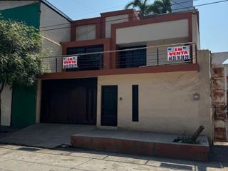 Casa en venta 4 recámaras Ferrocarriles, Apatzingán, Michoacán C115
