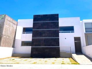 Casa en venta en Lomas de Juriquilla 3 niveles 3 recàmaras àrea infantil vigilancia LP-23-6469