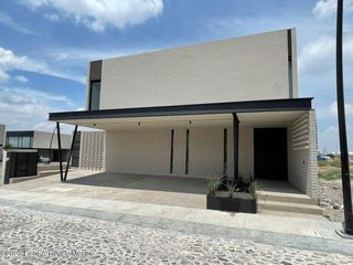 Pre-venta casa en Lomas del Campanario  4 recàmaras terraza jardìn vigilancia VL-23-4691