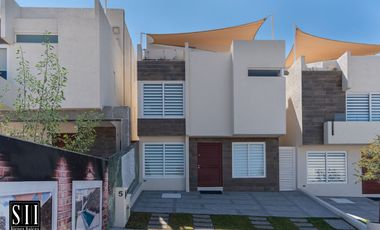 CASA VENTA NUEVA EN ZIBATA, RECAMARA EN PB, AMENIDADES, ROOF, EXCELENTES ACABADOS