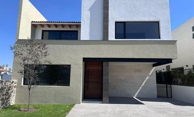 Estrena casa en venta en La Vista 4 recàmaras jardìn terraza alberca RCS-24-2990