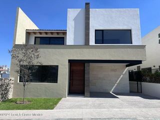 Estrena casa en venta en La Vista 4 recàmaras jardìn terraza alberca RCS-24-2990