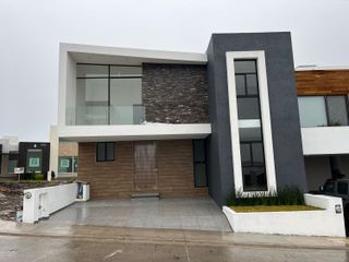 VENTA DE CASA NUEVA EN FRAC. LOMALTA TRES MARÍAS.