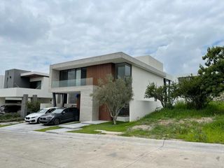 Casa en Venta en Condominio XIV con alberca y acabados de lujo