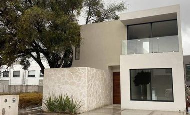 CASA EN VENTA EN FRACC CAÑADAS DEL ARROYO, 3 RECS. 3 BAÑOS, JARDIN, ALBERCA