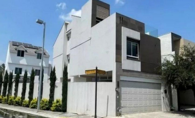 VENTA DE HERMOSA CASA EN EXCLUSIVO FRACCIONAMIENTO DE MTY CON ALBERCA