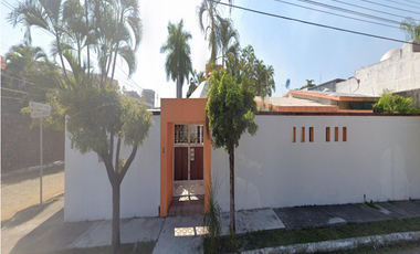 VENTA DE HERMOSA Y AMPLIA CASA EN JARDINES DE VISTA HERMOSA COLIMA