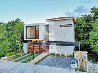 Casa en Venta en Cancun en Residencial Lagos del sol con Alberca