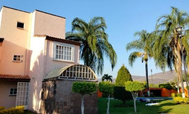$990,000 Las Garzas Una Casa de Tres Niveles 3 Recámaras, 2 Baños y 1/2, Alberca, Tezoyuca, Emiliano Zapata, Morelos