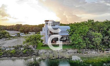 Casa en Venta en Cancun en Cancun Country Club Frente al Lago con Rooftop
