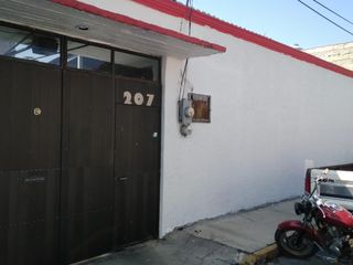 Casa con Bodega, 3 Recamaras, Colonia Morelos Pachuca Hidalgo