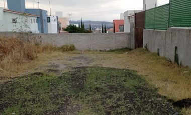 TERRENO EN VENTA DE 168M2 BARDEADO CERCA DE AV SOMBRERETE