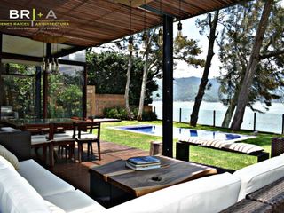 Casa en exclusivo condominio en la Peña con acceso y vista al lago.