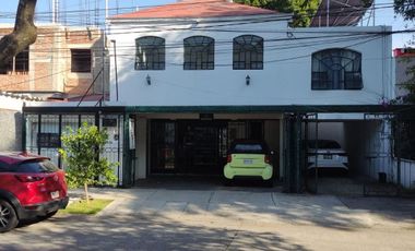 Casa Chapalita con locales comerciales $10,500,000