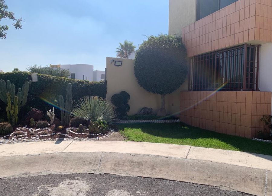 CASA EN RENTA EN PRIVADA LA LOMA, A UN LADO DEL DEPORTIVO LA LOMA