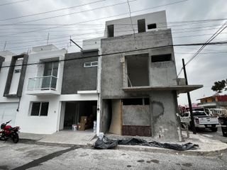 Casa Nueva en Venta de 2 Recámaras y 2.5 Baños Completos y Garage Techado con Portón para 1 Coche