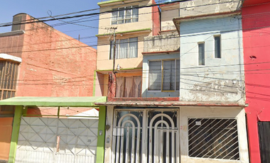 Casa de tres niveles En la Col. Benito Juárez en Nezahualcóyotl  "REMATE HIPOTECARIO"
