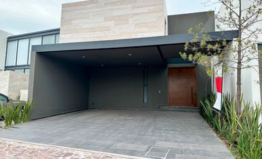 CASA EN VENTA EN LA CAMPIÑA LEÓN, GTO ZONA NORTE CON AMPLIO JARDÍN