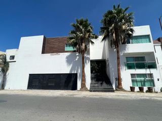 Casa Grande en Renta en esquina en Lomas del Tec para oficinas.