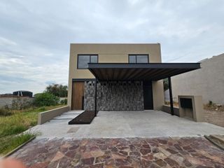 Preventa moderna casa en Altozano junto a área verde