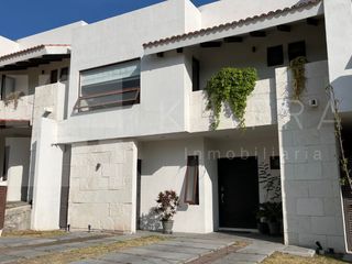 Lujo y Comodidad: Residencia Moderna en Condominio Meteoro, Altozano