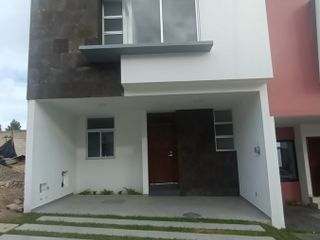 Casa en venta Madeiras Residencial Zapopan. Coto Parota. Con Roof garden.